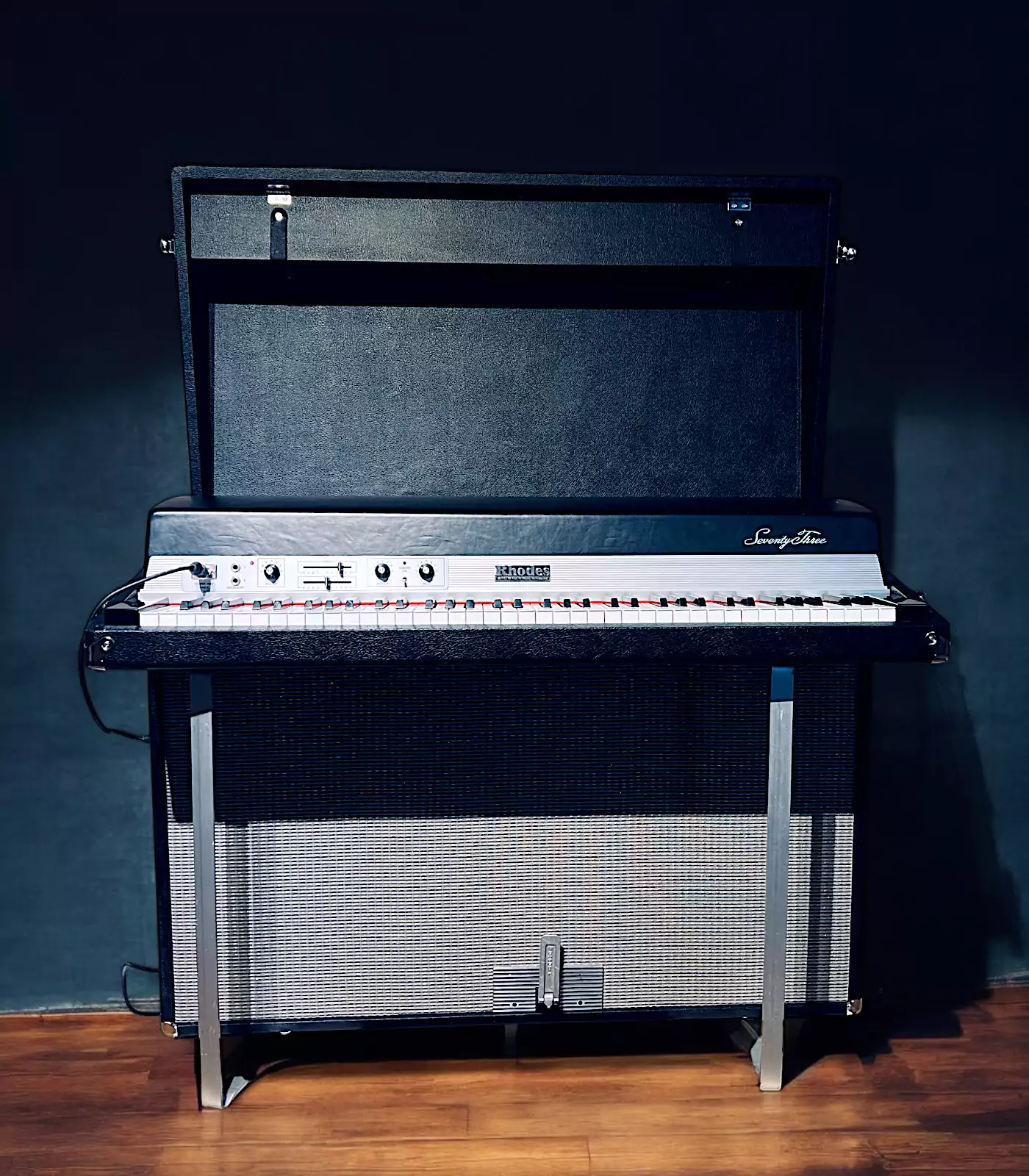 rhodes-suitcase-janus-bois